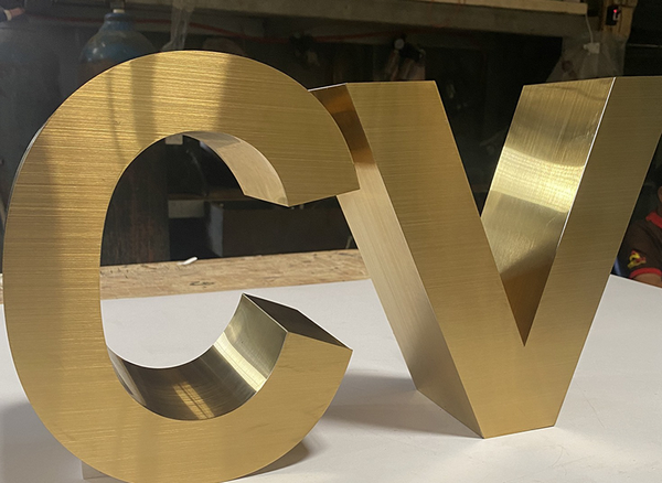 Thiết Kế Biển Quảng Cáo Chữ Inox Vàng