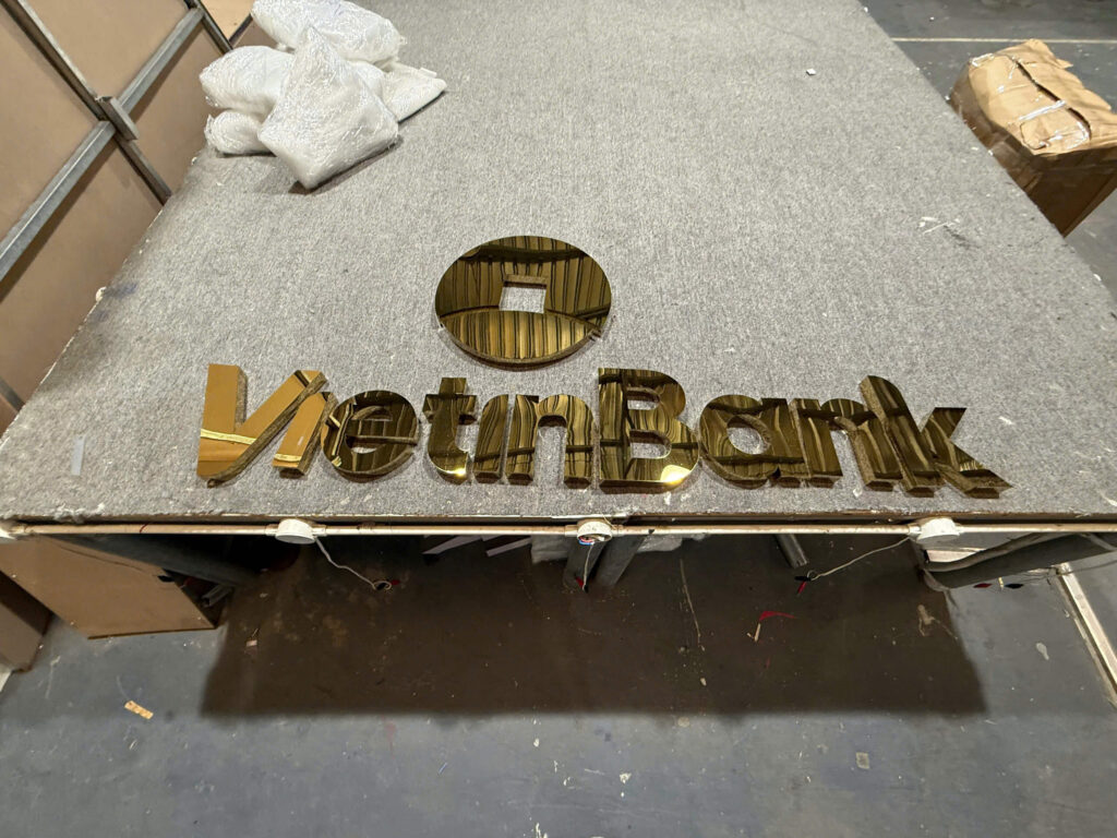 Mẫu Bảng Hiệu Chữ Nổi Inox Vàng Gương Đẹp Năm 2025