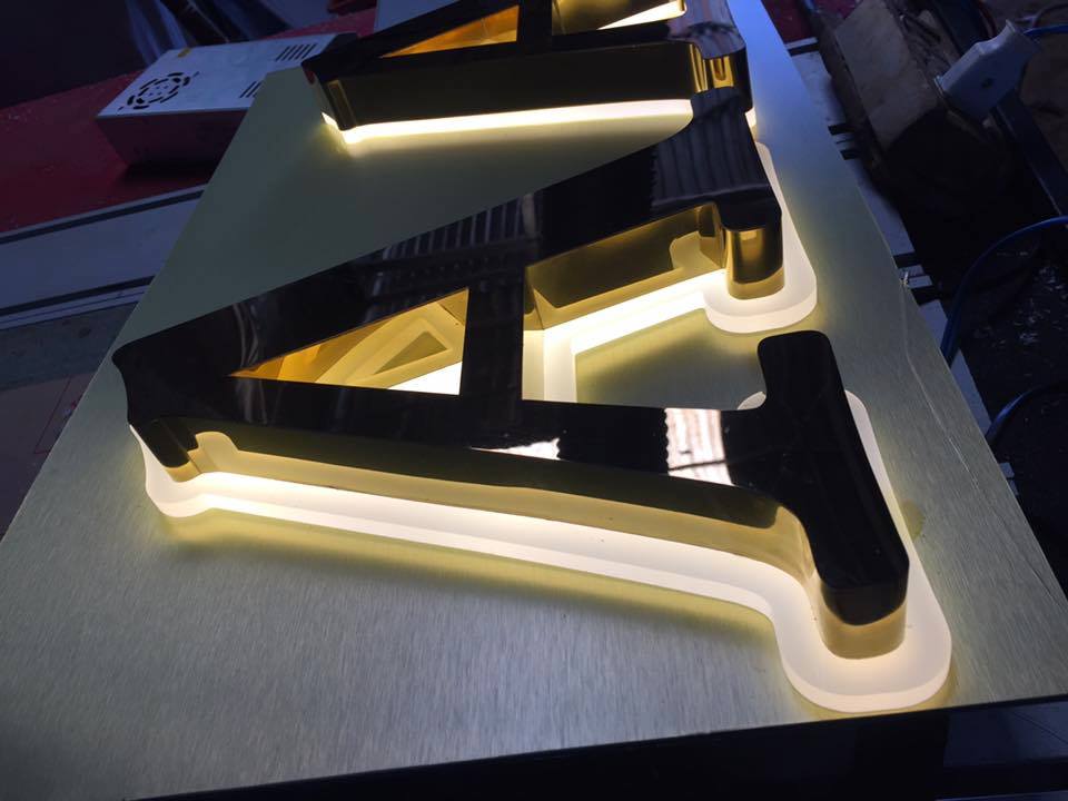 Mẫu Bảng Hiệu Chữ Nổi Inox Hắt Sáng Chân Đẹp