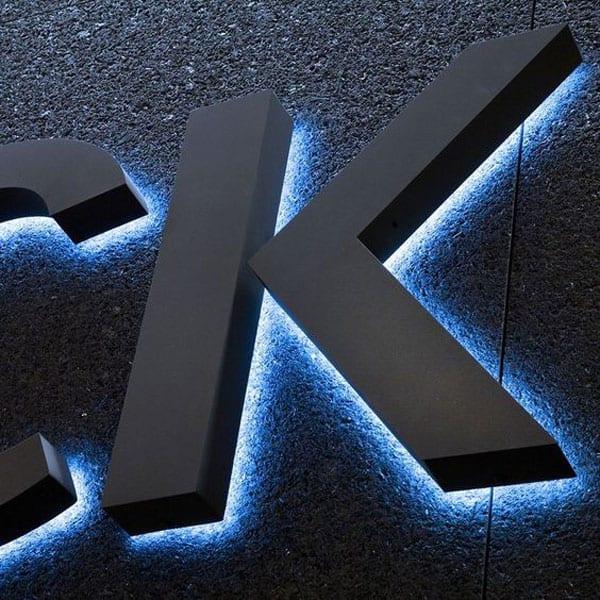 Mẫu Bảng Hiệu Chữ Nổi Inox Hắt Sáng Chân Đẹp