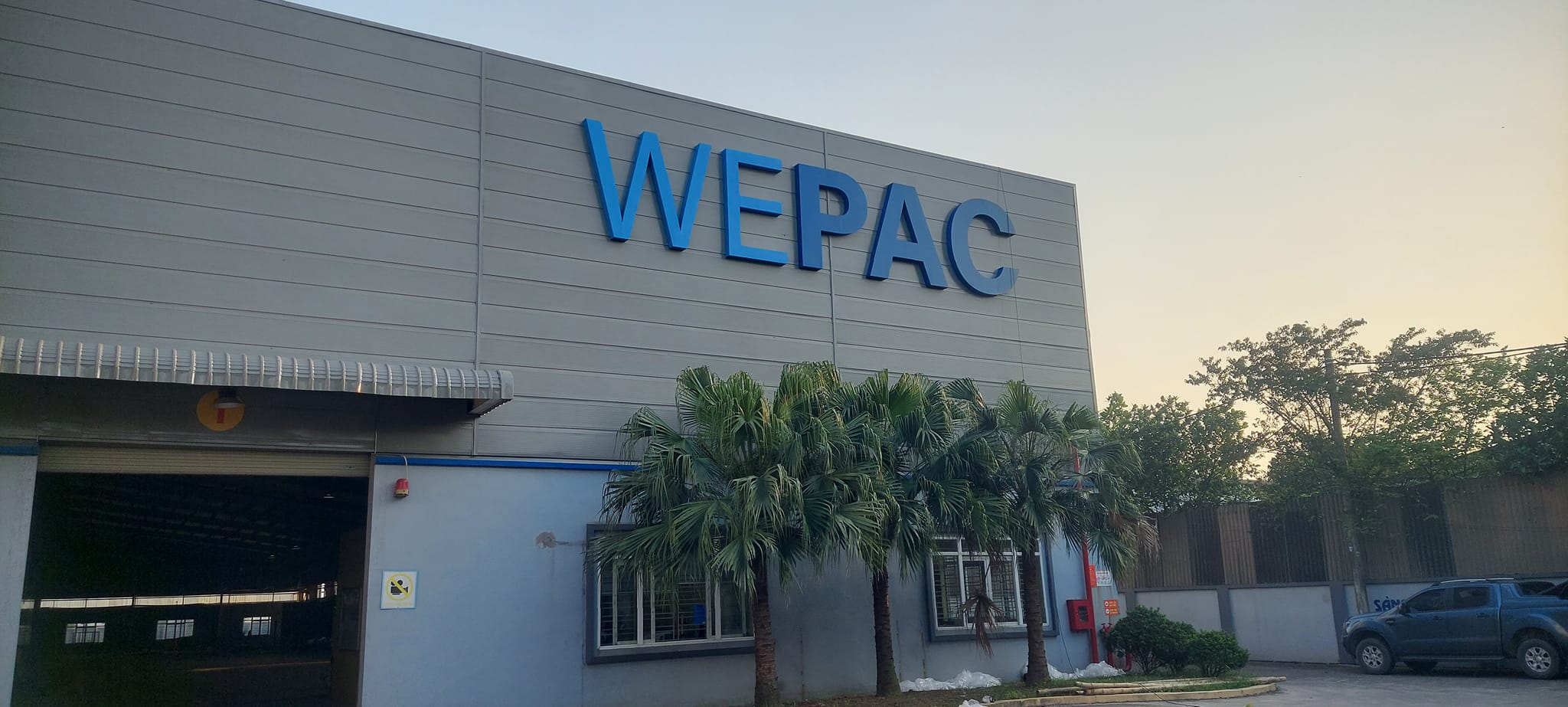 Thi Công Bảng Hiệu Nhà Xưởng Chuyên Nghiệp