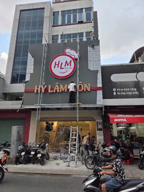 Thi công bảng hiệu Hỷ Lâm Môn Hoàng Văn Thụ