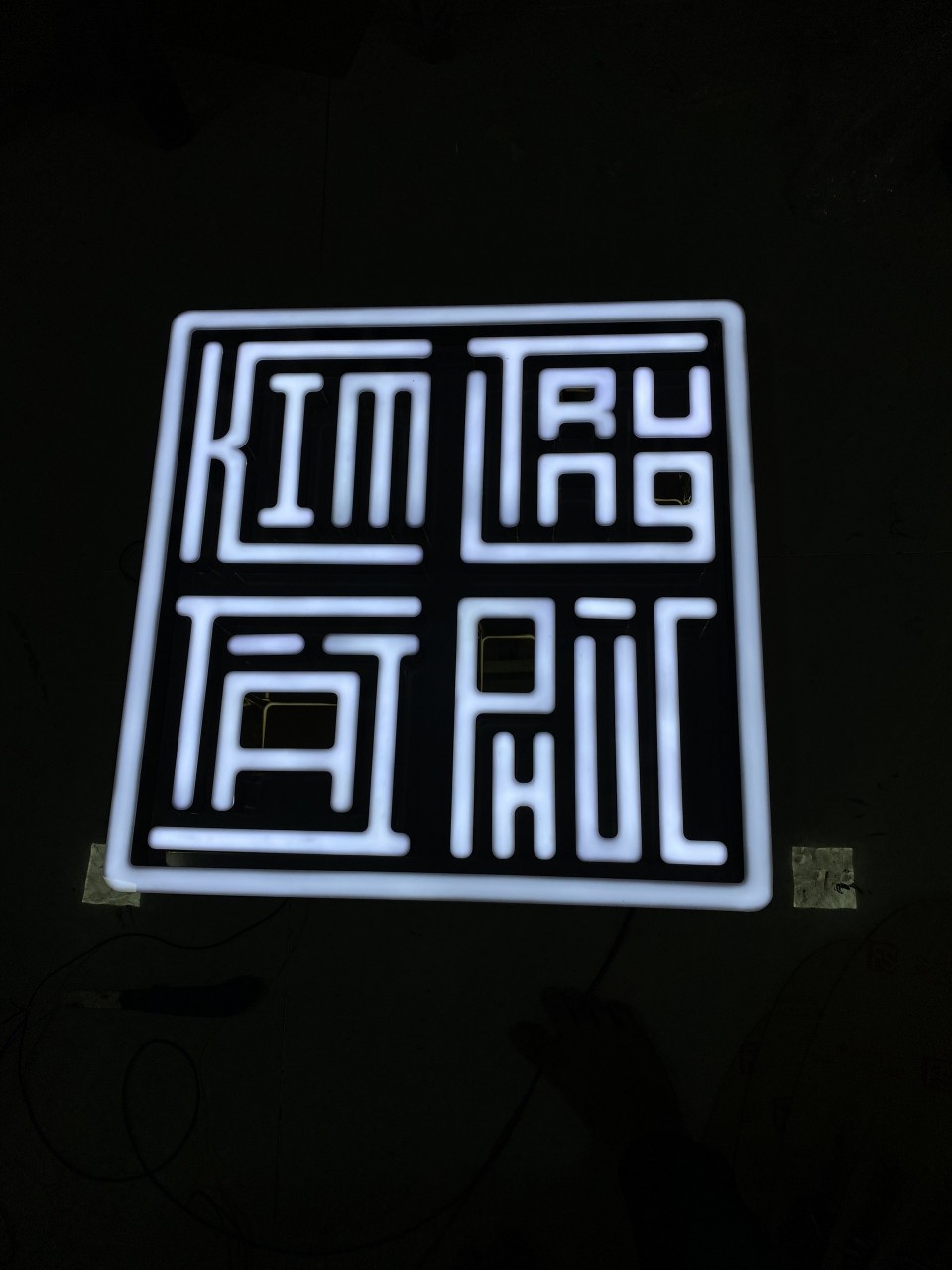 Thi Công Hộp Đèn Logo