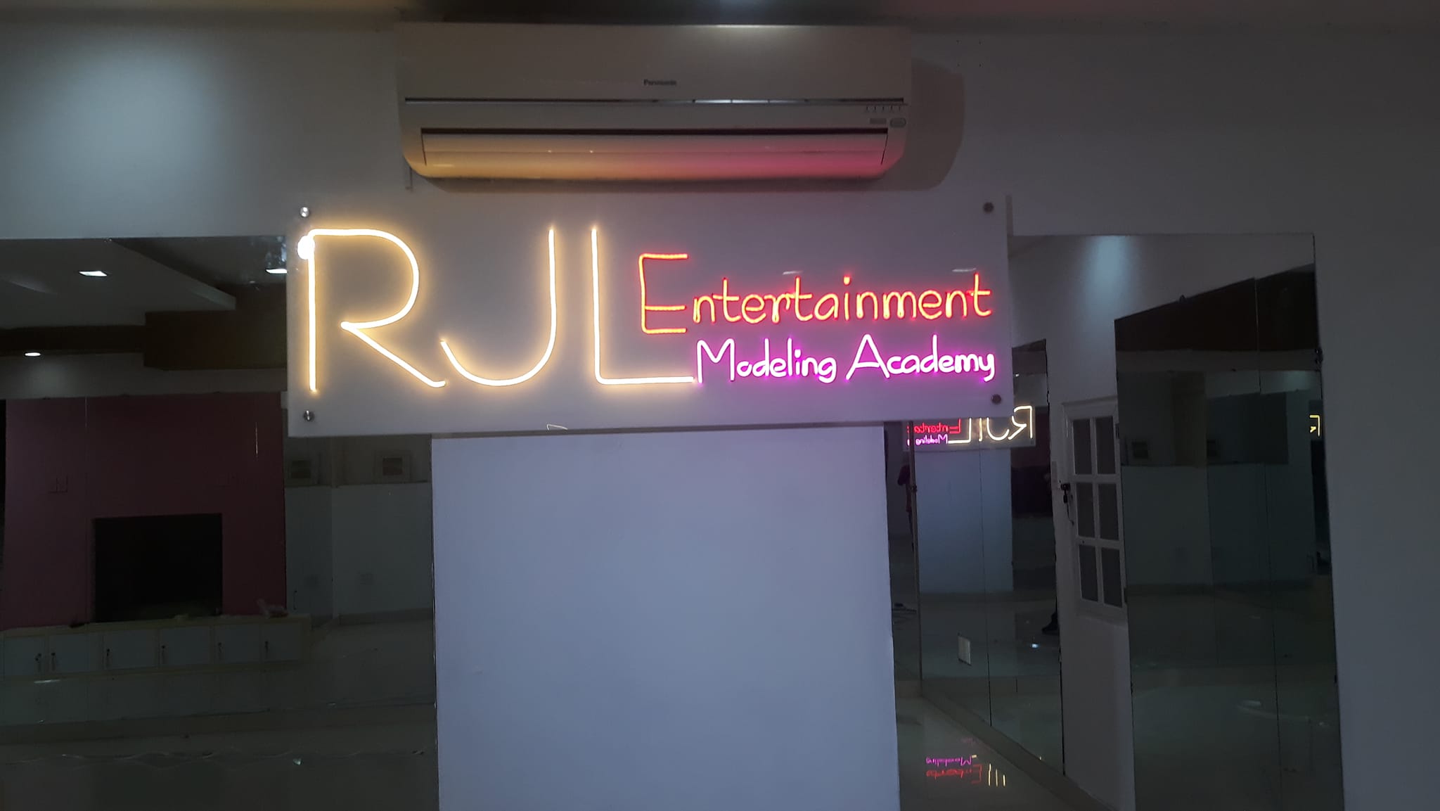 Thi Công Chữ LED Neon