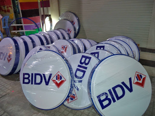 Thi Công Biển Hộp Đèn Hút Nổi Mica