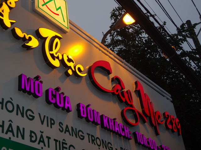 Thi Công Bảng Hiệu Chữ Mica