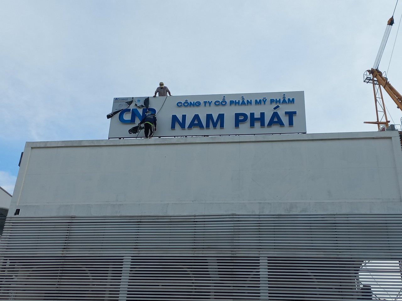Thi Công Bảng Hiệu Chữ Mica