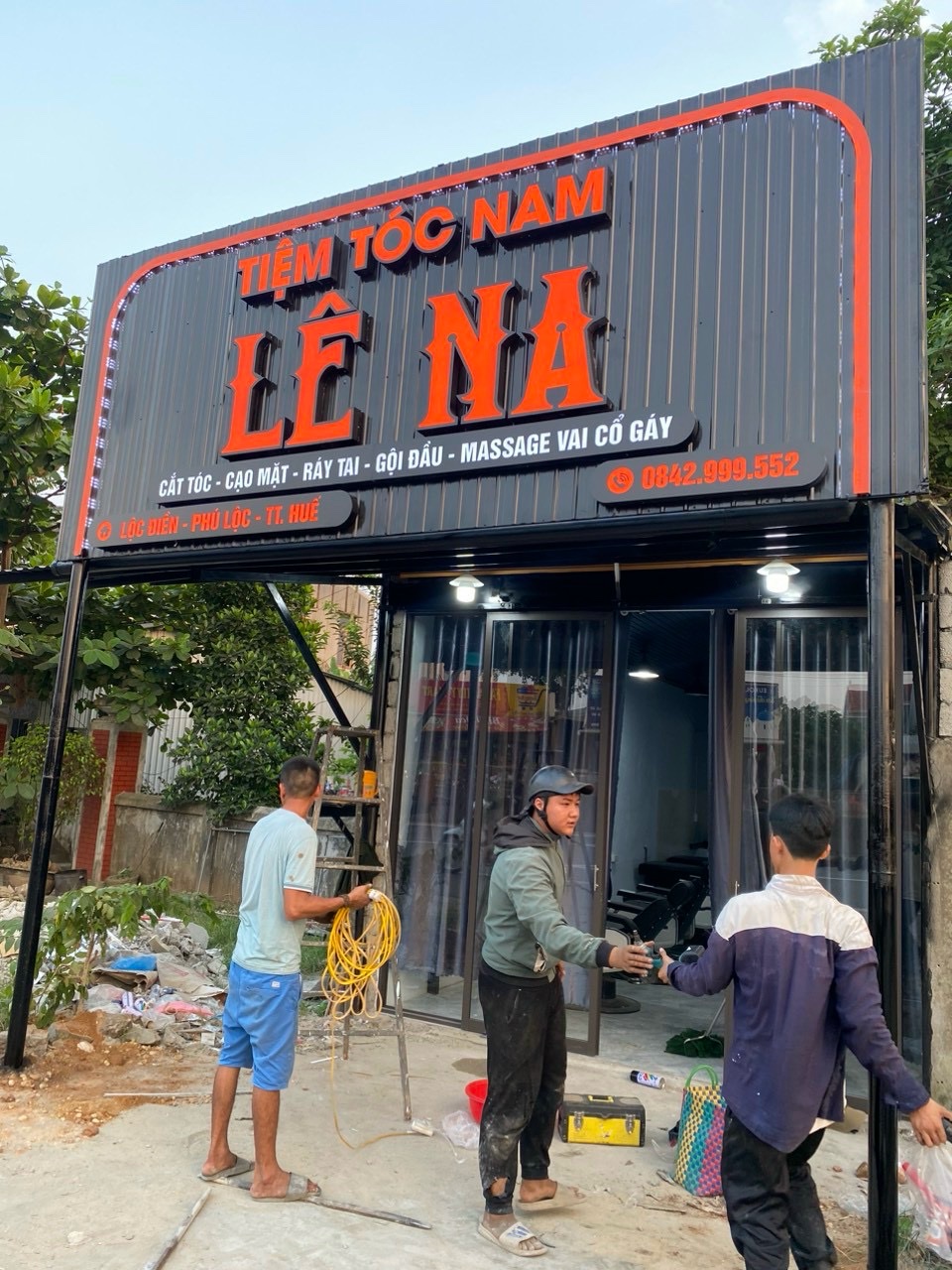 Thiết kế biển hiệu bằng tôn