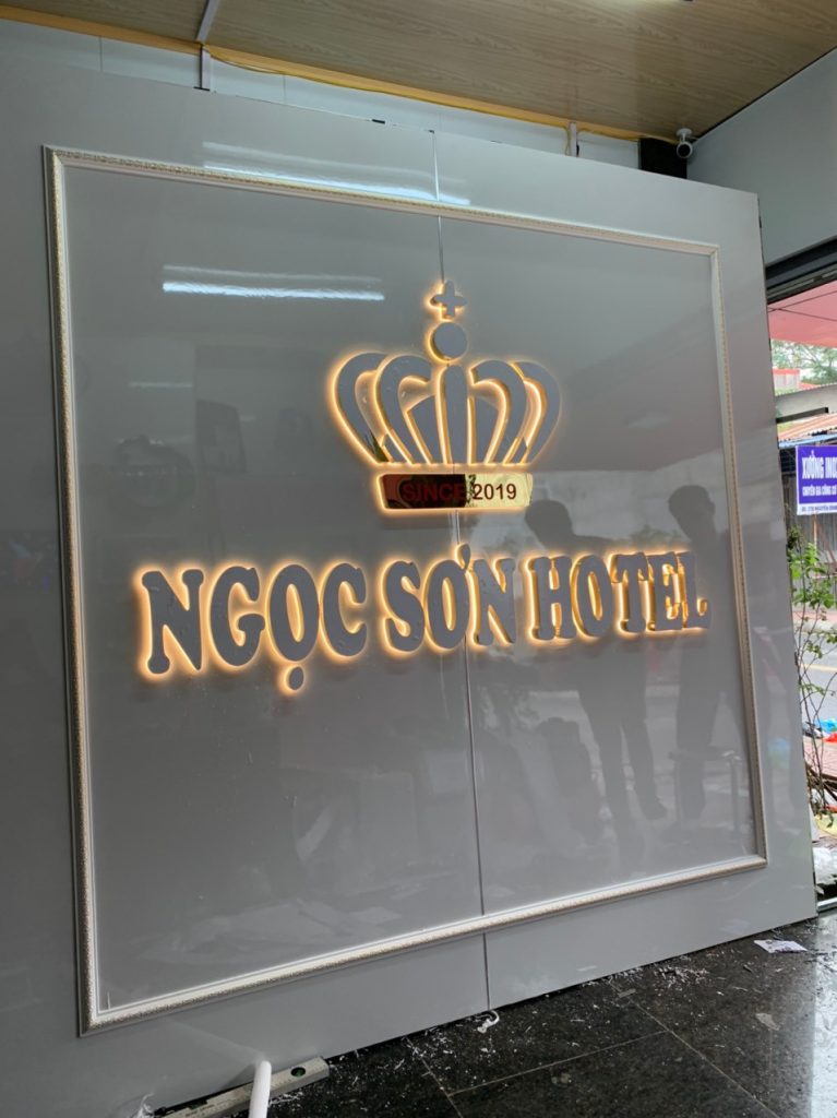 Thi công biển quảng cáo khách sạn