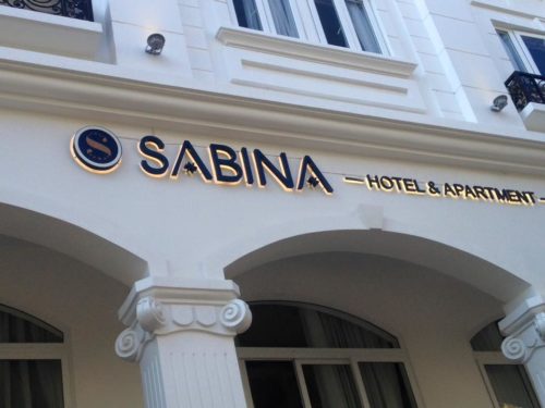 Thi công biển quảng cáo khách sạn