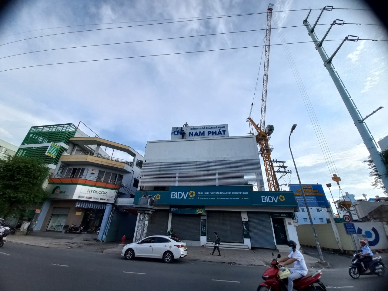 Thi công biển hiệu mica