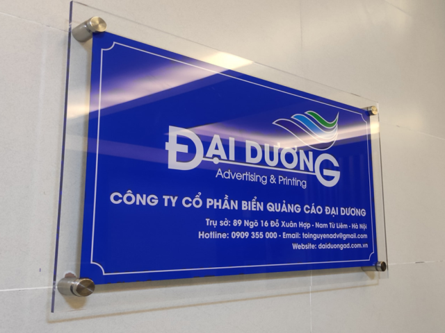 Thi công bảng hiệu mica trong