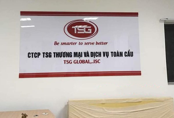 Thi công bảng hiệu mica trong