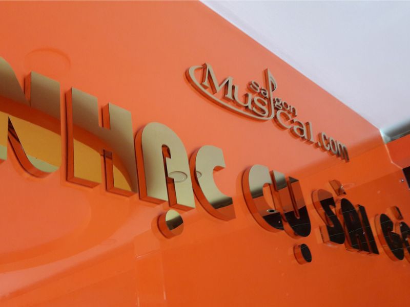 Thi Công Bảng Hiệu Màu Cam Ấn Tượng