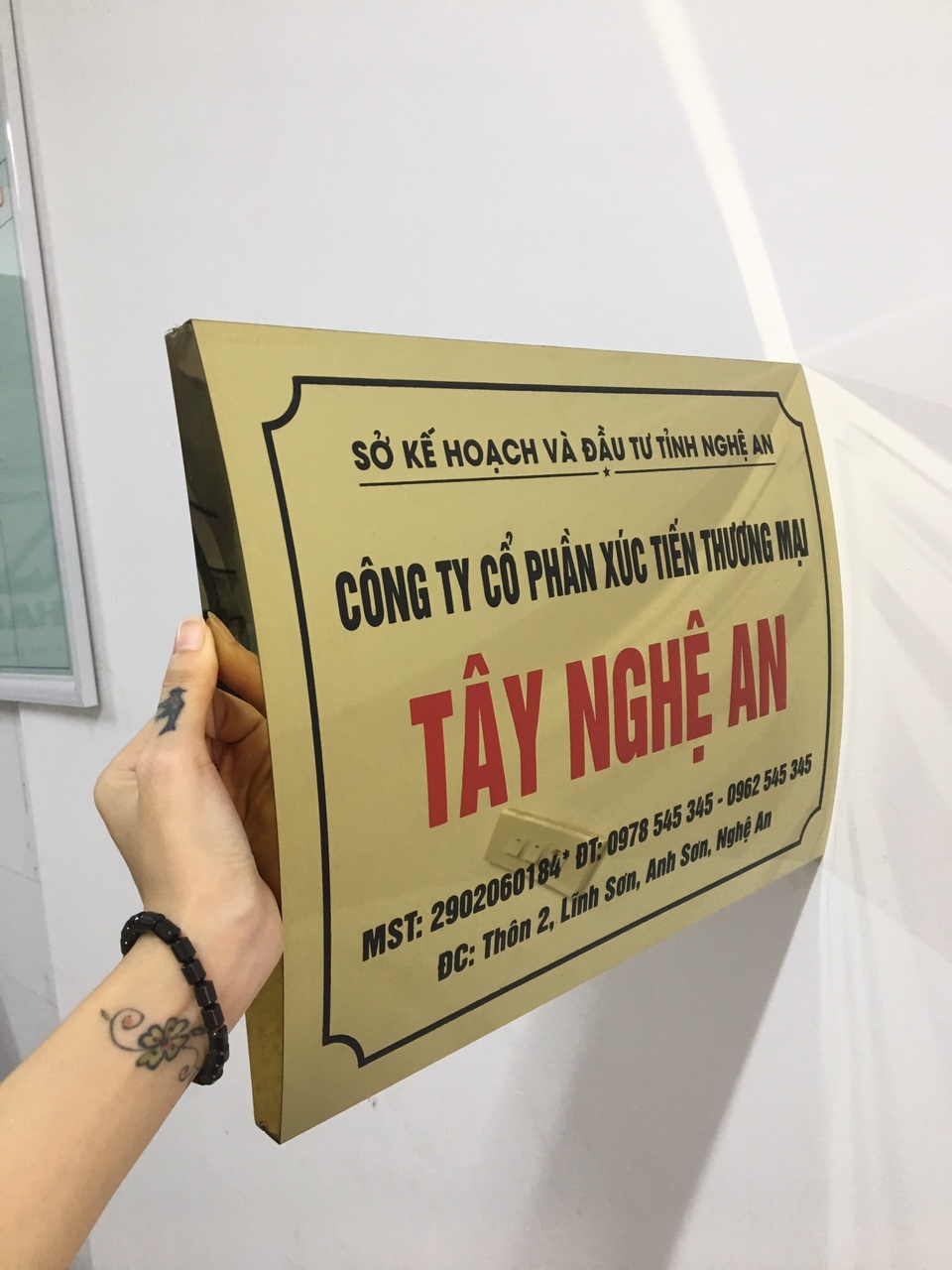 Thi Công Biển Inox Ăn Mòn Sang Trọng