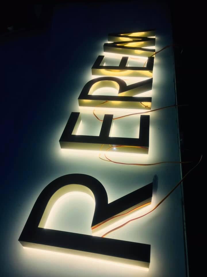 Thiết Kế Chữ Inox Sáng Chân Đẹp