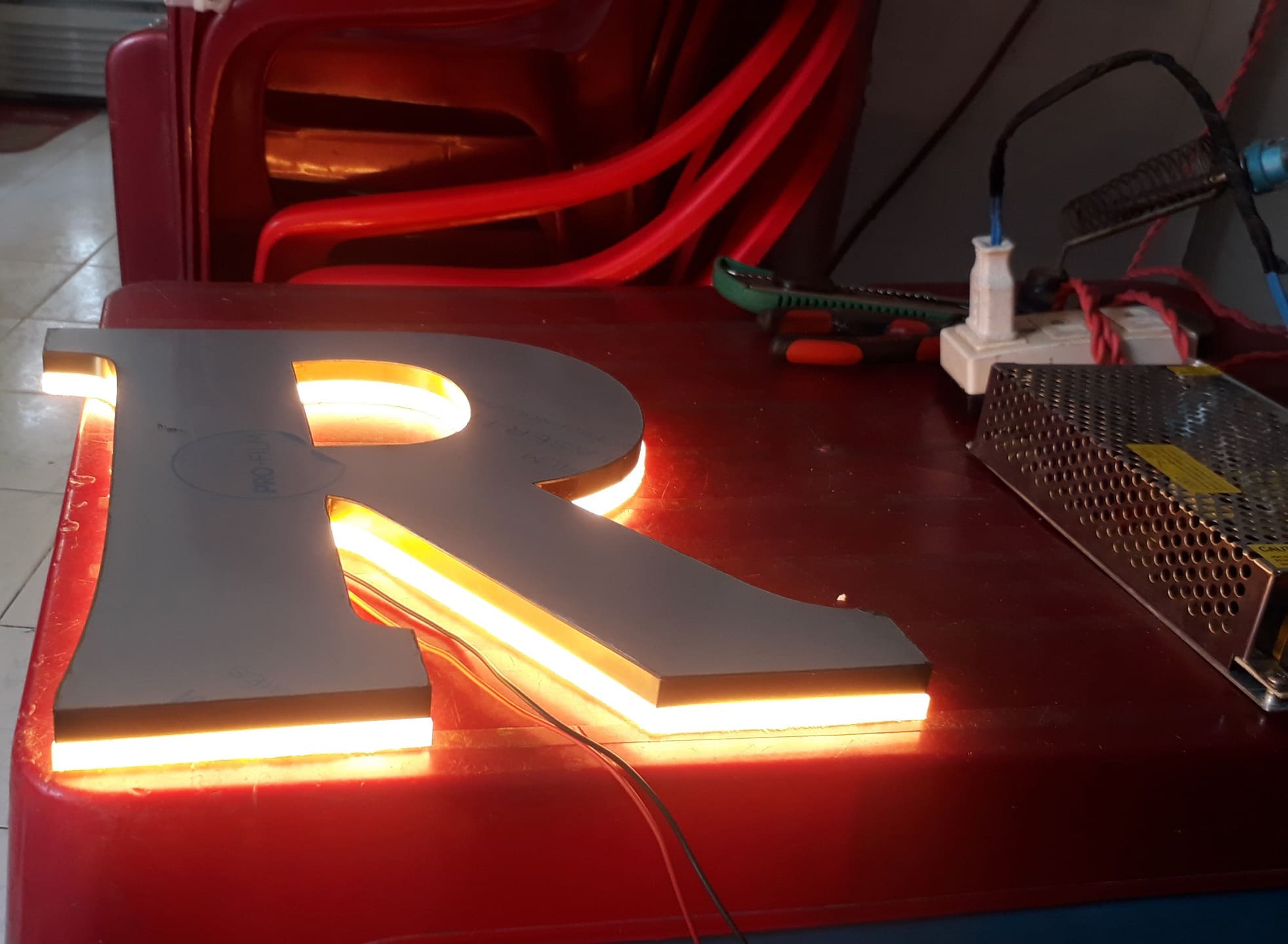 Thiết Kế Chữ Inox Sáng Chân Đẹp