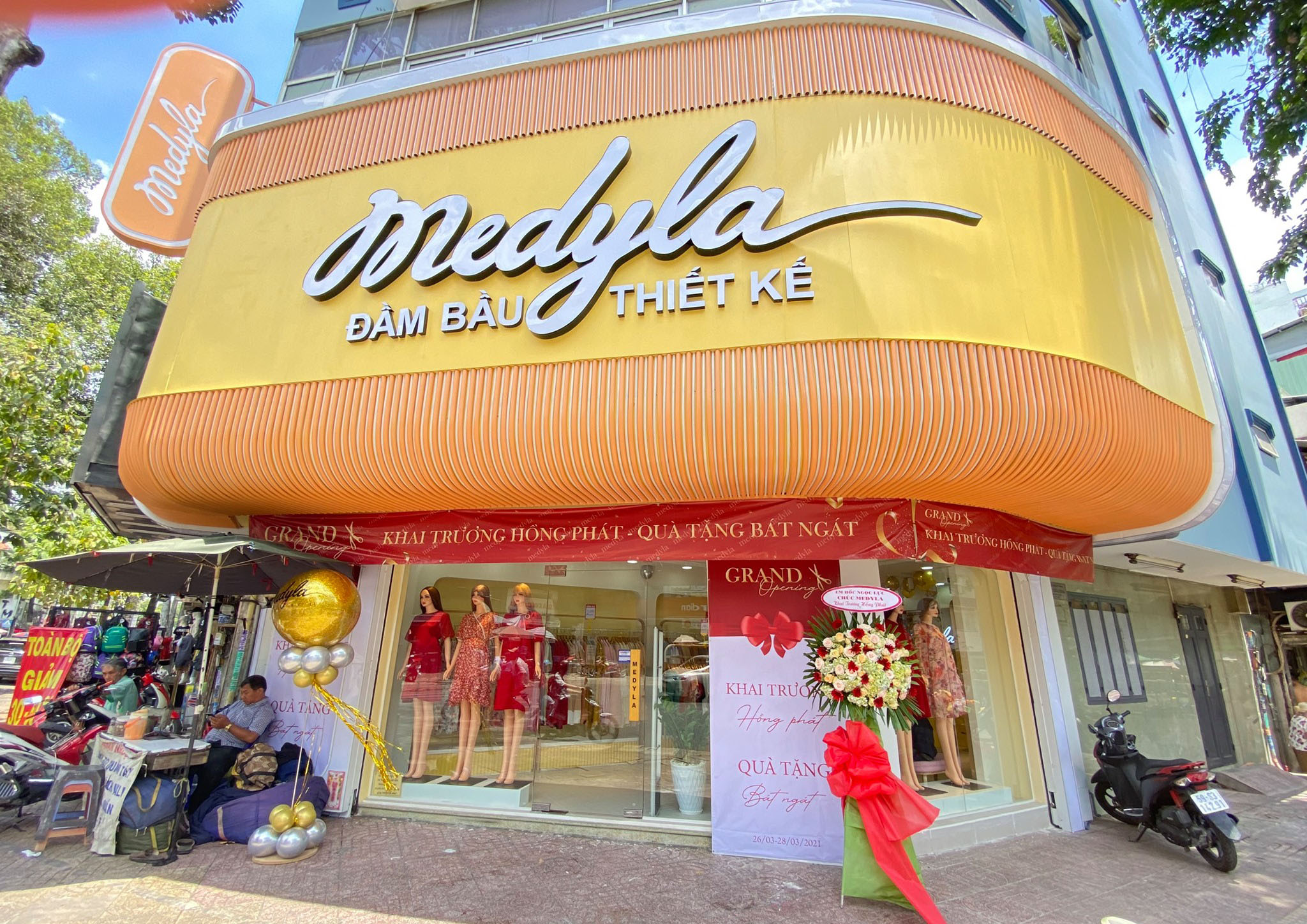 Thi Công Biển Quảng Cáo Shop Quần Áo