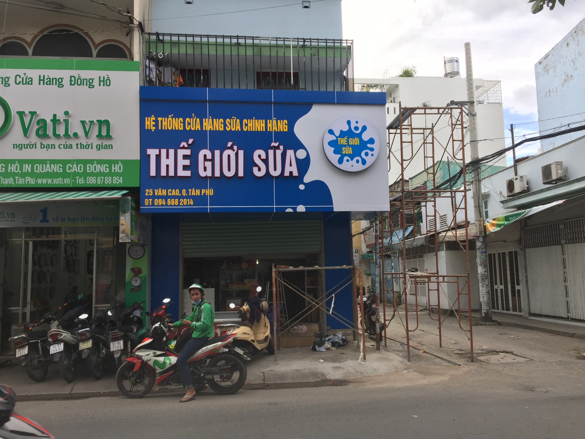 Thi Công Bảng Hiệu Cửa Hàng Sữa Chuyên Nghiệp