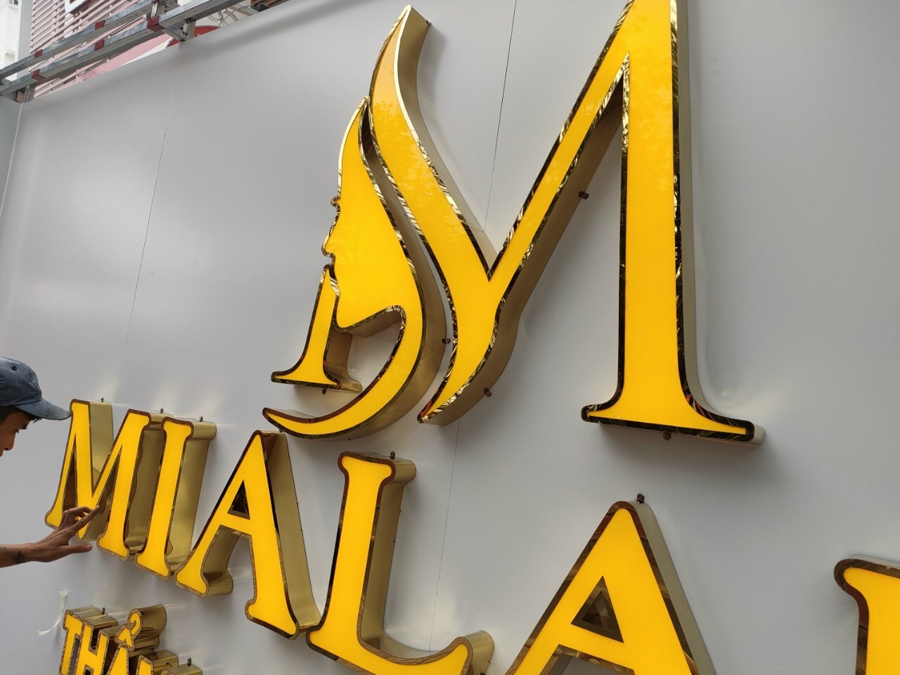 Thi công Biển Hiệu Mica Chữ Nổi