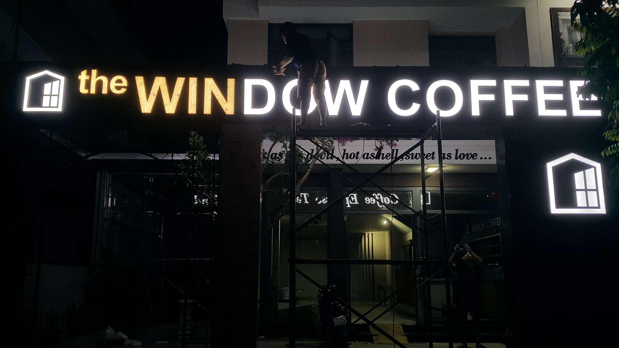 Thi Công Bảng Đèn LED Quán Cafe Đẹp