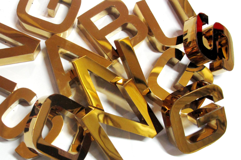 Thi Công Biển Quảng Cáo Chữ Inox Vàng