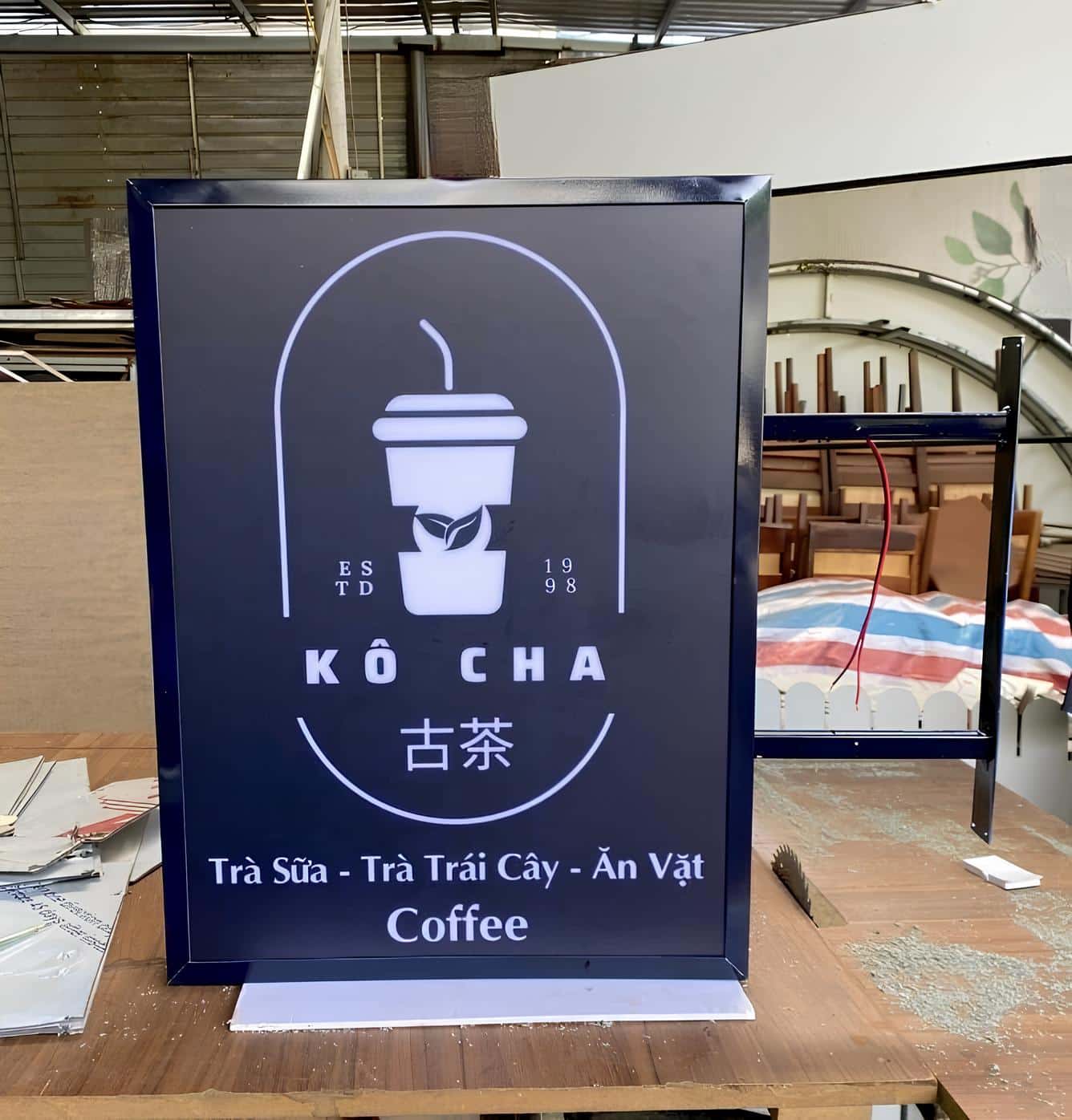 Thi Công Hộp Đèn Quán Cafe