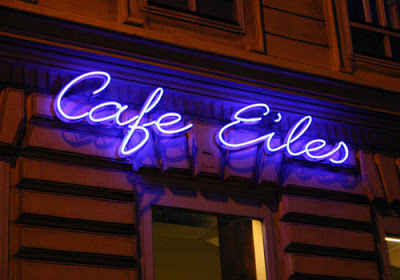 Thi Công Hộp Đèn Quán Cafe