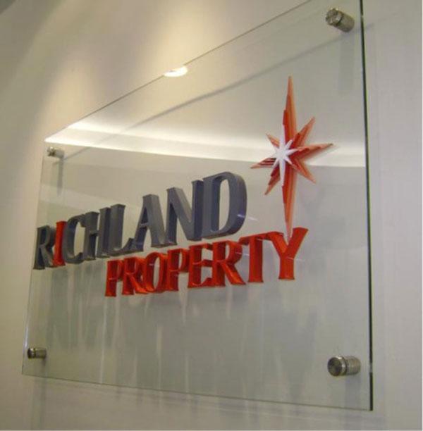 Biển Quảng Cáo Bằng Kính