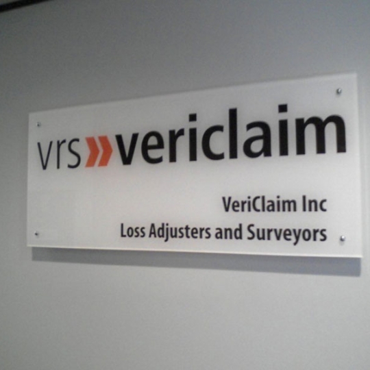 Thi Công Biển Quảng Cáo Bằng Kính