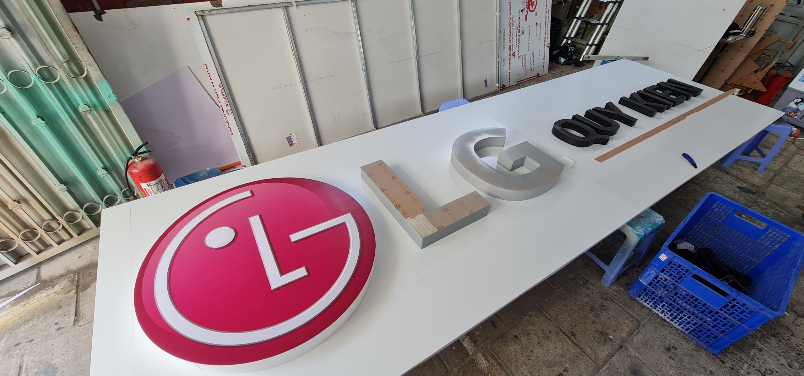 Thi Công Bảng Hiệu Alu Chuyên Nghiệp