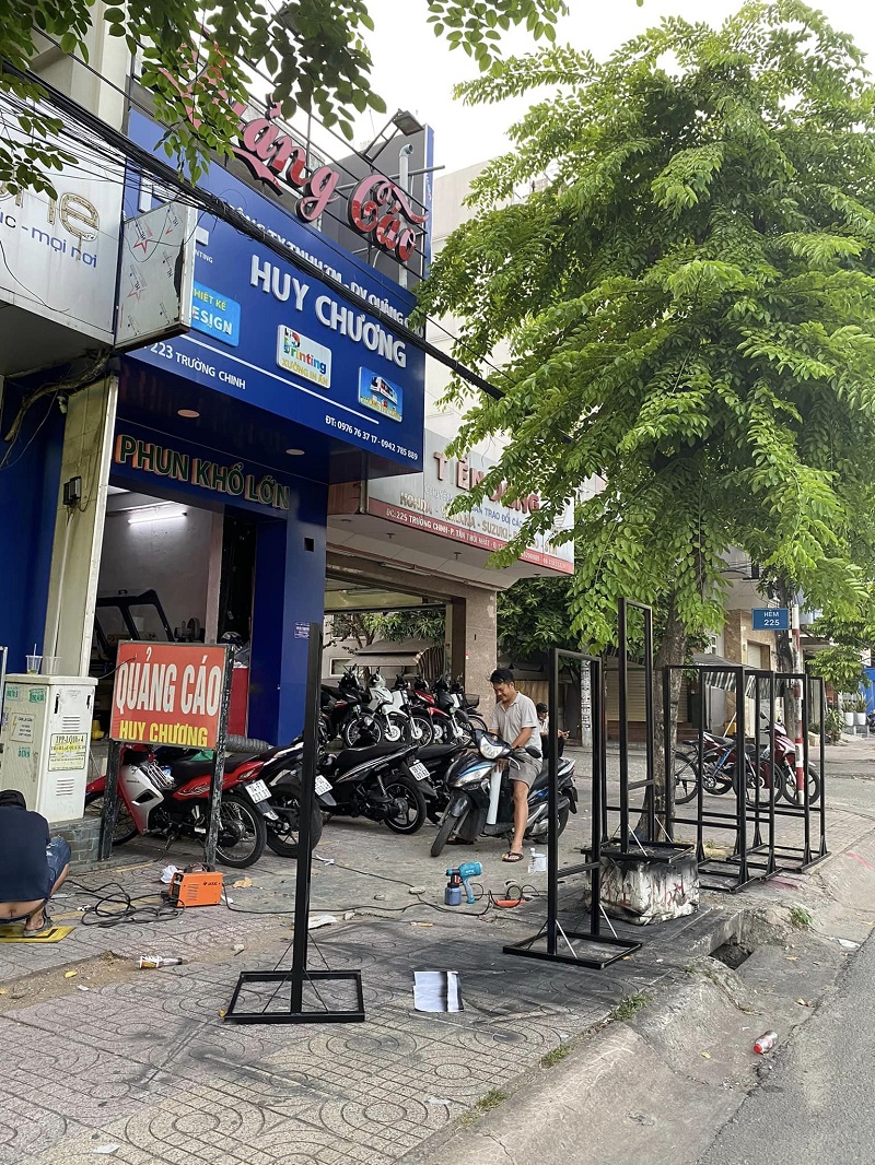 Thi Công Standee Chân Sắt TP.HCM