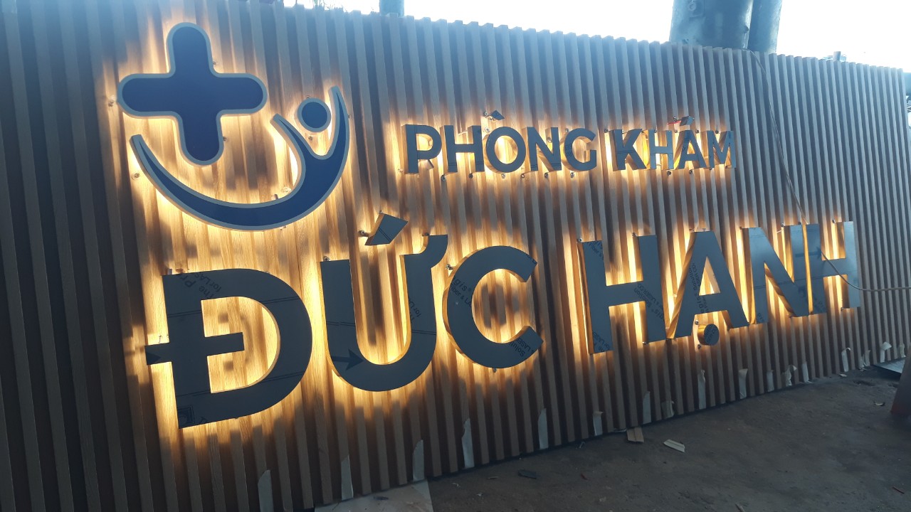 Thi Công Bảng Hiệu Giả Gỗ Đẹp, Bền, Chuẩn Thẩm Mỹ