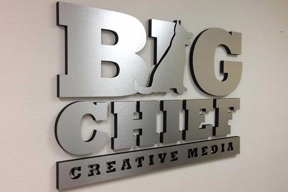 Thi Công Bảng Hiệu Gắn Tường Chuyên Nghiệp