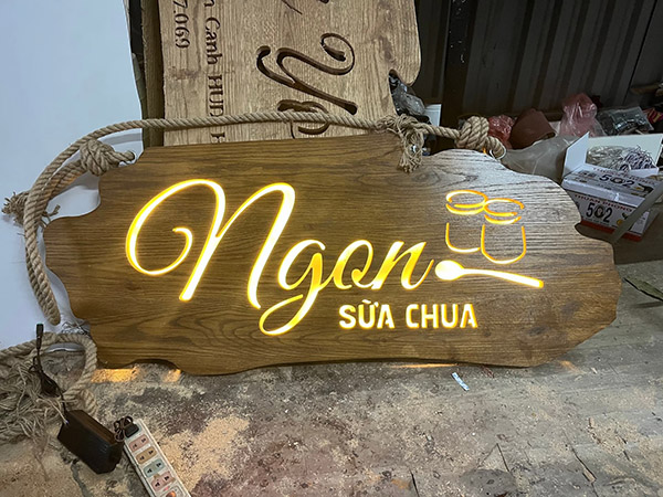 Thi Công Bảng Hiệu Khắc Gỗ Chuyên Nghiệp