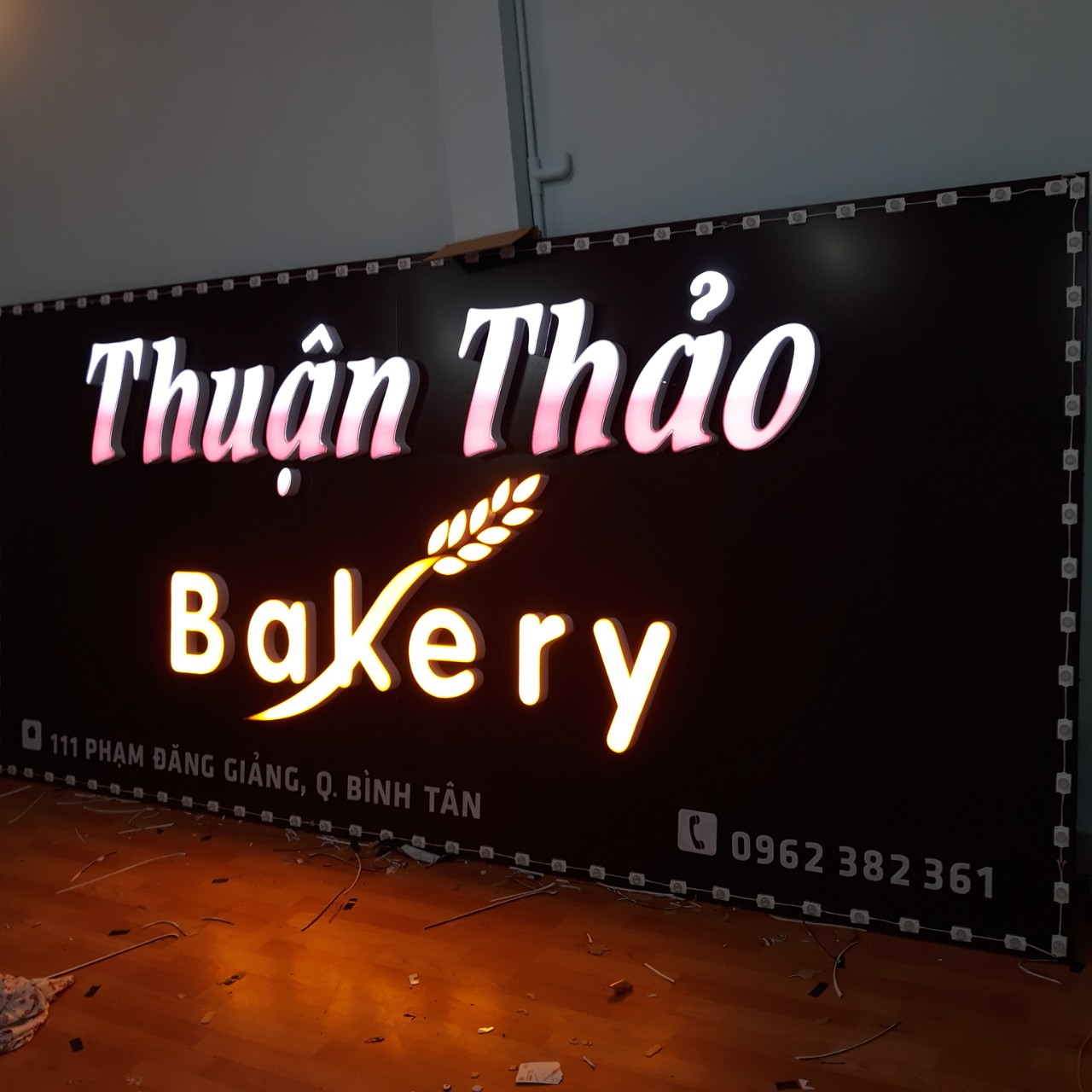 Thi Công Bảng Hiệu Chữ Nổi Sáng Mặt