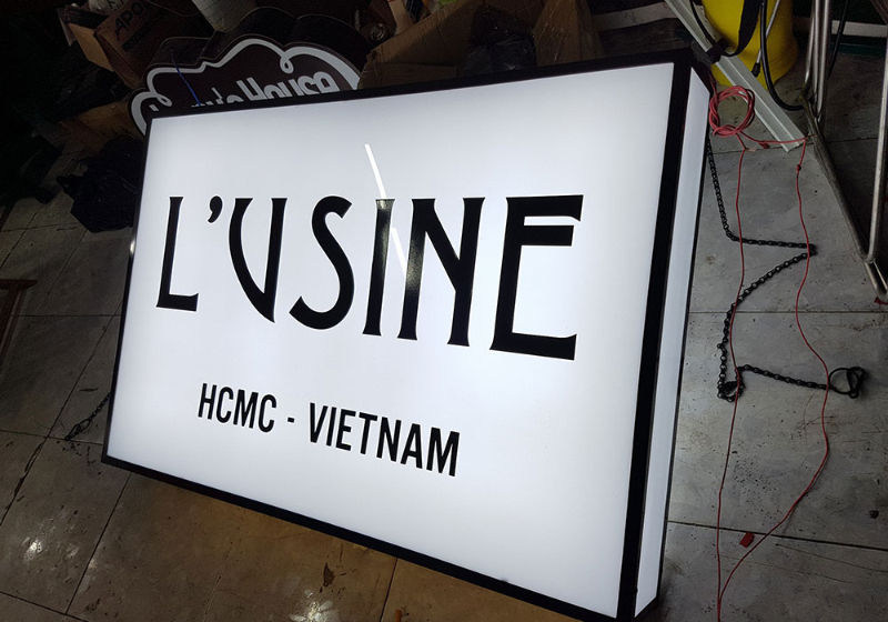 Thi Công Biển Hộp Đèn Mica Chuyên Nghiệp
