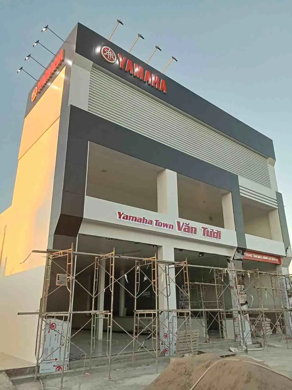 Thi Công Bảng Hiệu Lớn Chuyên Nghiệp