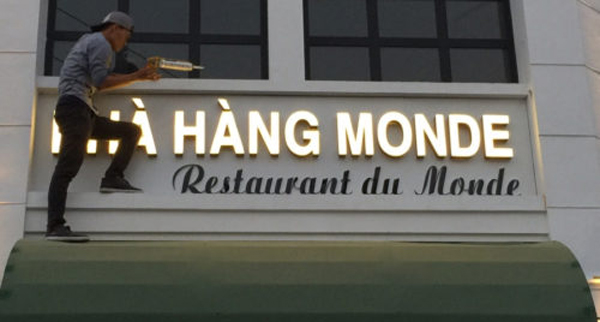 Thi Công Bảng Hiệu Nhà Hàng Chuyên Nghiệp