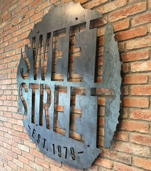 Thi Công Bảng Hiệu CNC Chuyên Nghiệp