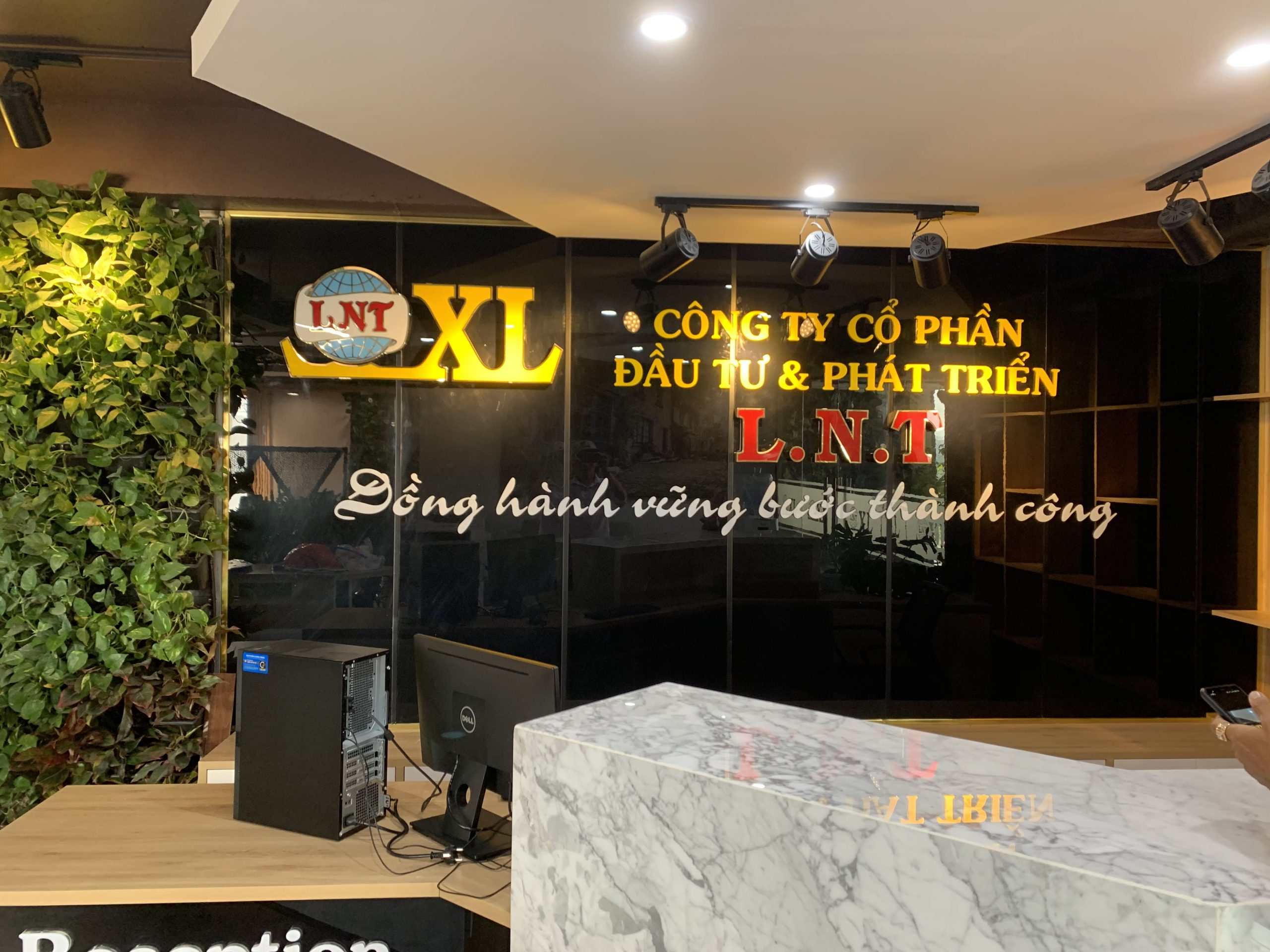 Thi Công Bảng Hiệu Showroom Đẹp