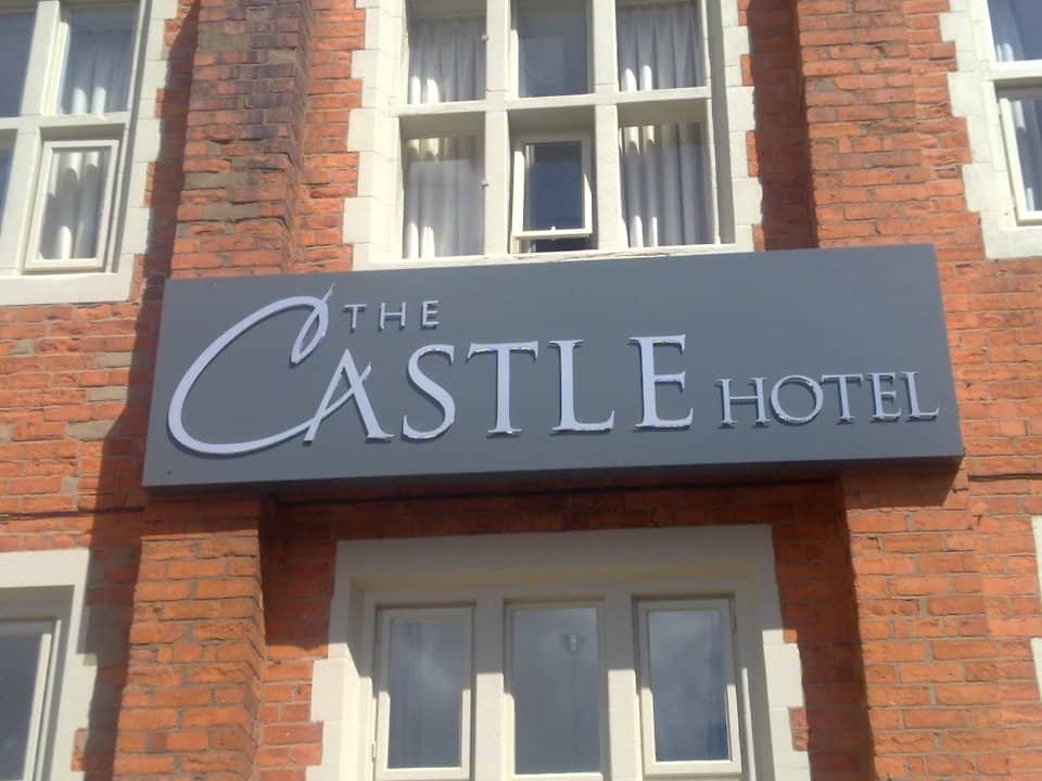 Thi Công Bảng Hiệu Nhà Nghỉ Chuyên Nghiệp