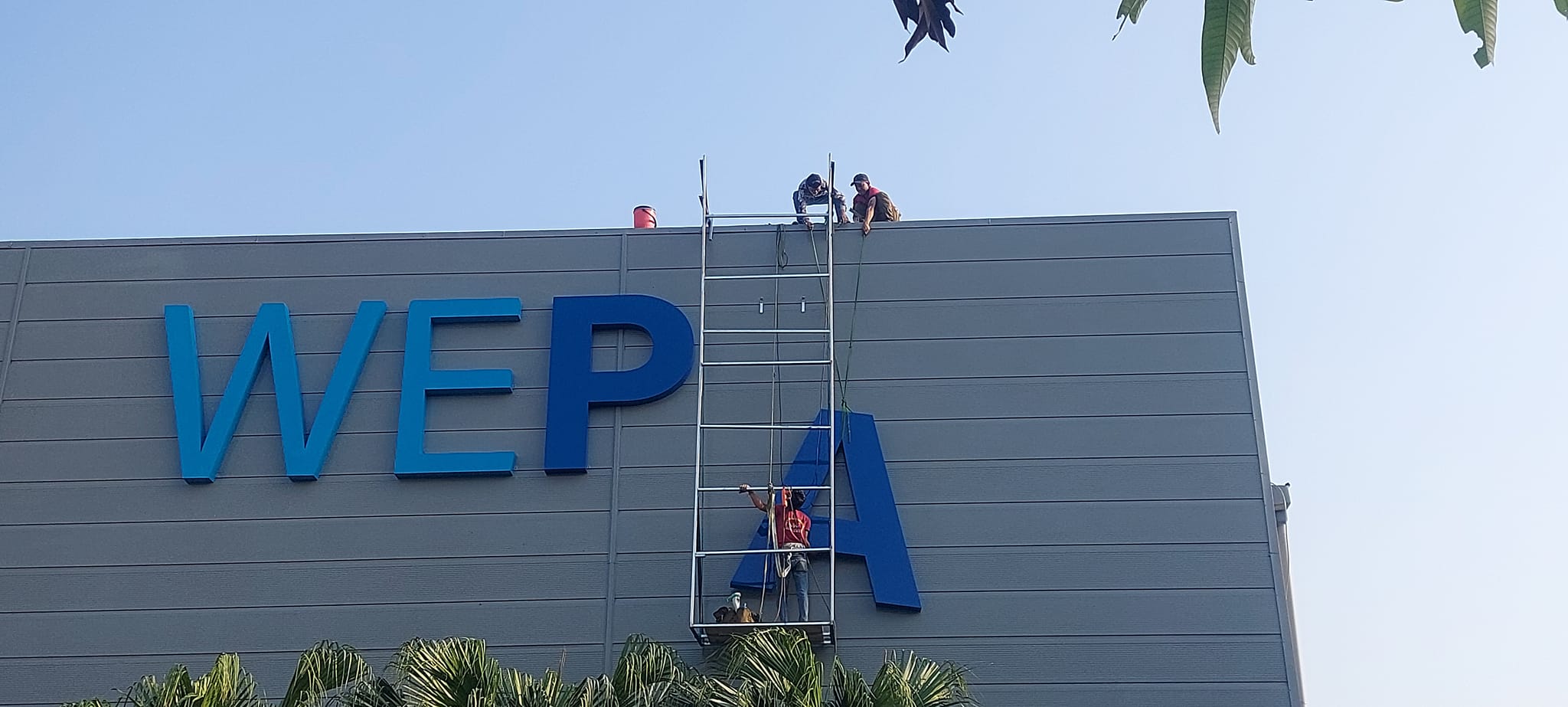 Thi Công Bảng Hiệu Nhà Xưởng Chuyên Nghiệp