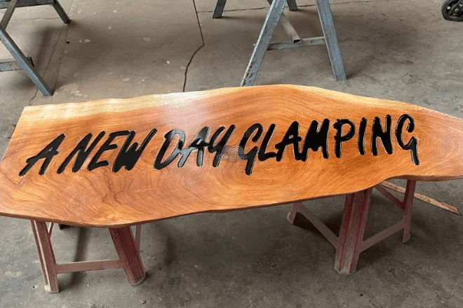 Bảng Hiệu Gỗ Cổ Điển