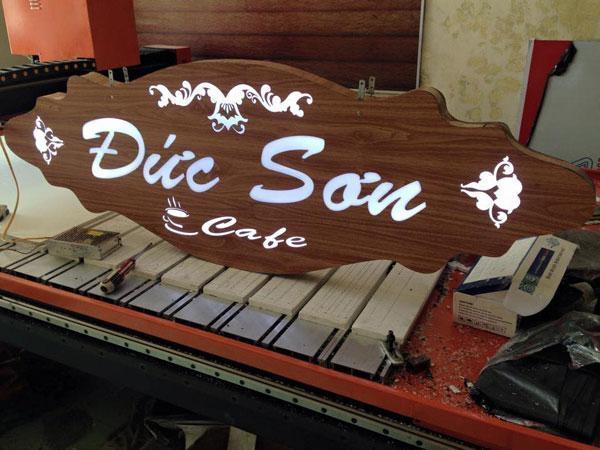 Thi Công Bảng Hiệu Gỗ Cổ Điển