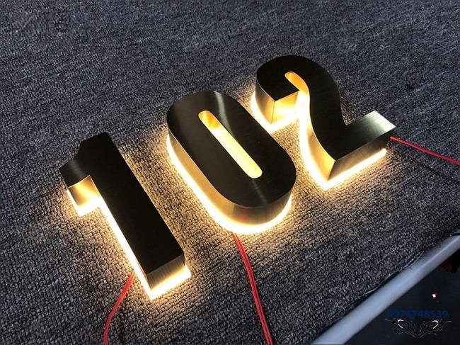 Mẫu Bảng Hiệu Chữ Nổi Inox Hắt Sáng Chân Đẹp Năm 2026