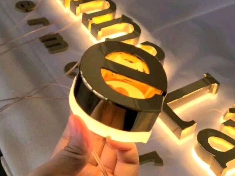 Mẫu Bảng Hiệu Chữ Nổi Inox Hắt Sáng Chân Đẹp Năm 2026