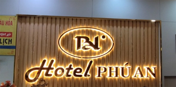 Mẫu Bảng Hiệu Chữ Nổi Inox Hắt Sáng Chân Đẹp Năm 2026