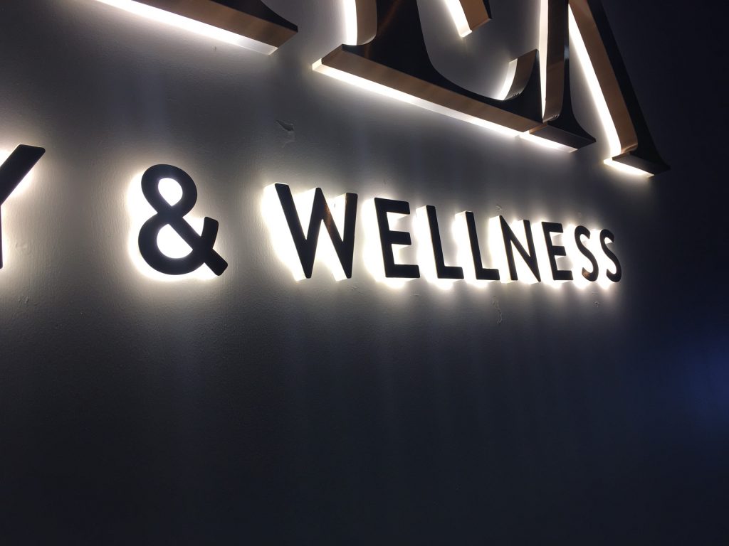 Mẫu Bảng Hiệu Chữ Nổi Inox Hắt Sáng Chân Đẹp Năm 2026