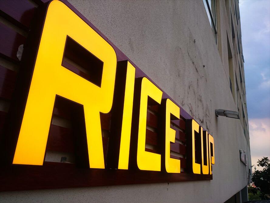 Mẫu Bảng Hiệu Alu Chữ Nổi Mica Đẹp Năm 2026